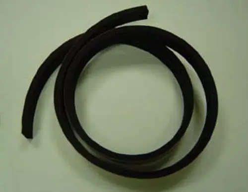 Schwarzes Neoprenband, gewunden, mit zwei Enden. Geeignet für Dichtungsanwendungen, eventuell in Geräten von Remeha verwendet.